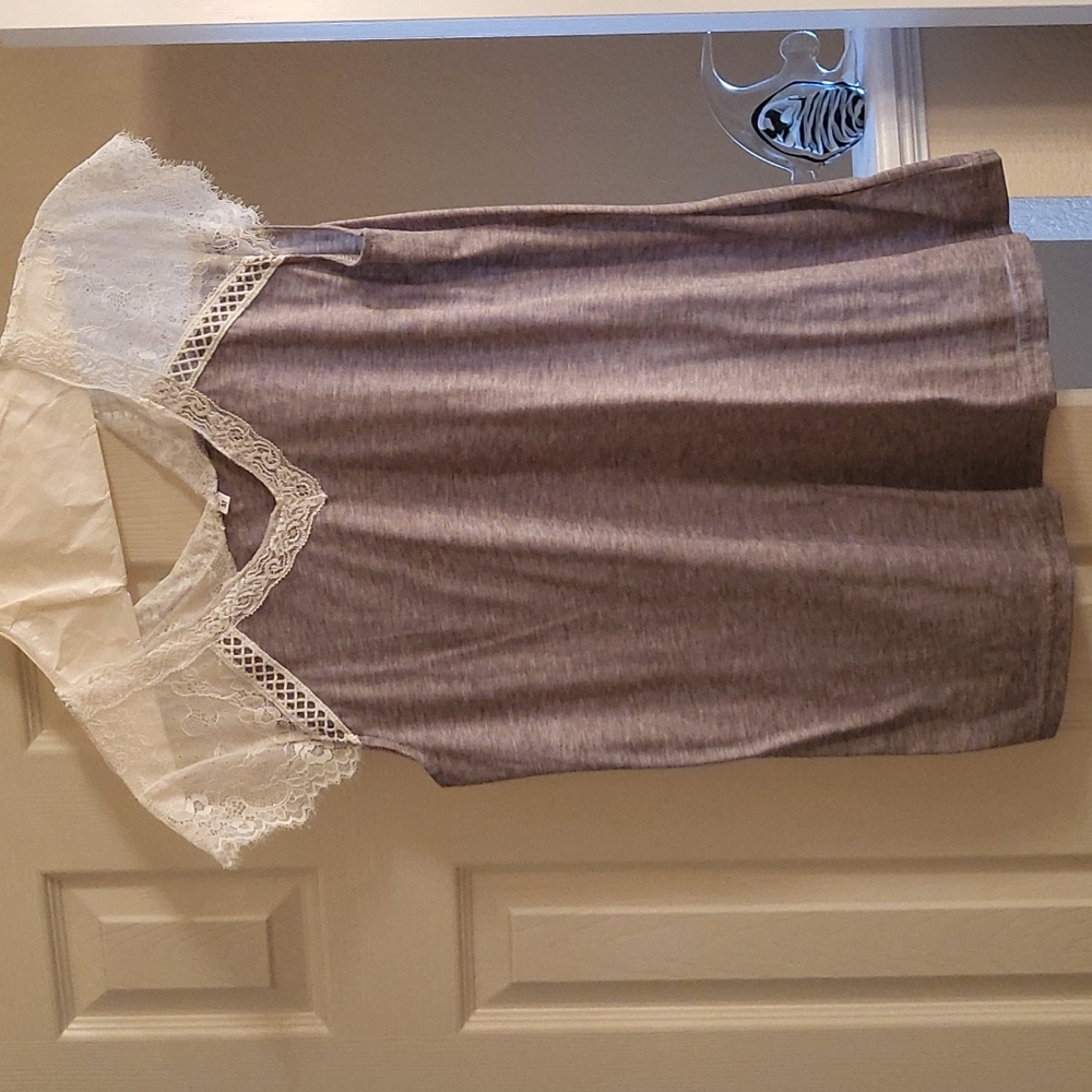 Womens gray t shirt with lace around too and sleeves